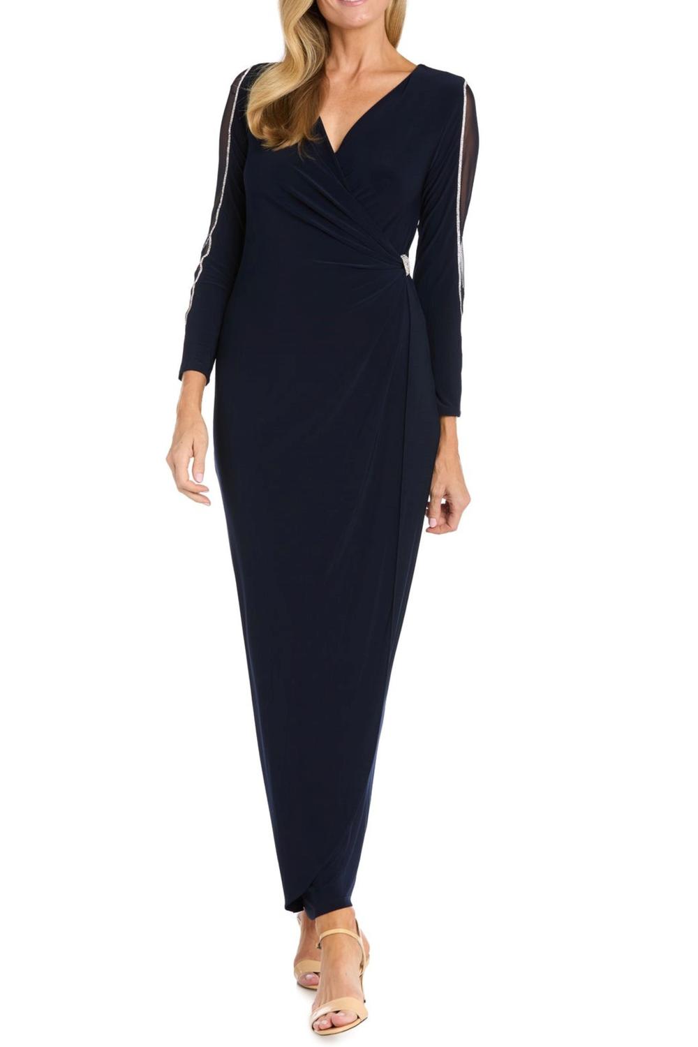 Длинное вечернее платье в стиле фальш-рап в темно-синем цвете R&M Richards
Длинное вечернее платье в стиле фальш-рап в темно-синем цвете R&M Richards