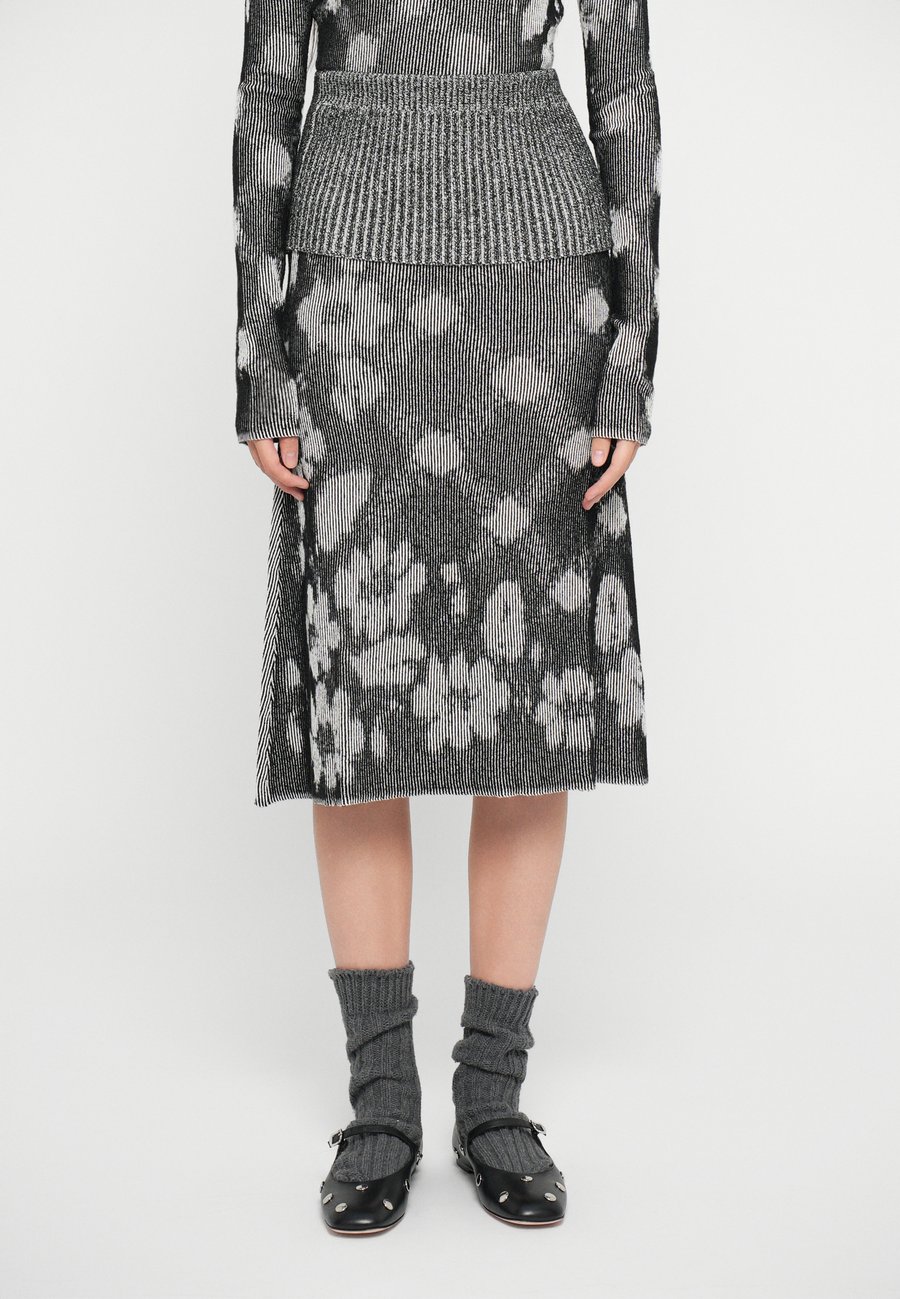 Юбка Paolina Russo ILLUSION LONG SKIRT, Black/White/Black
Юбка Paolina Russo ILLUSION LONG SKIRT, Black/White/Black