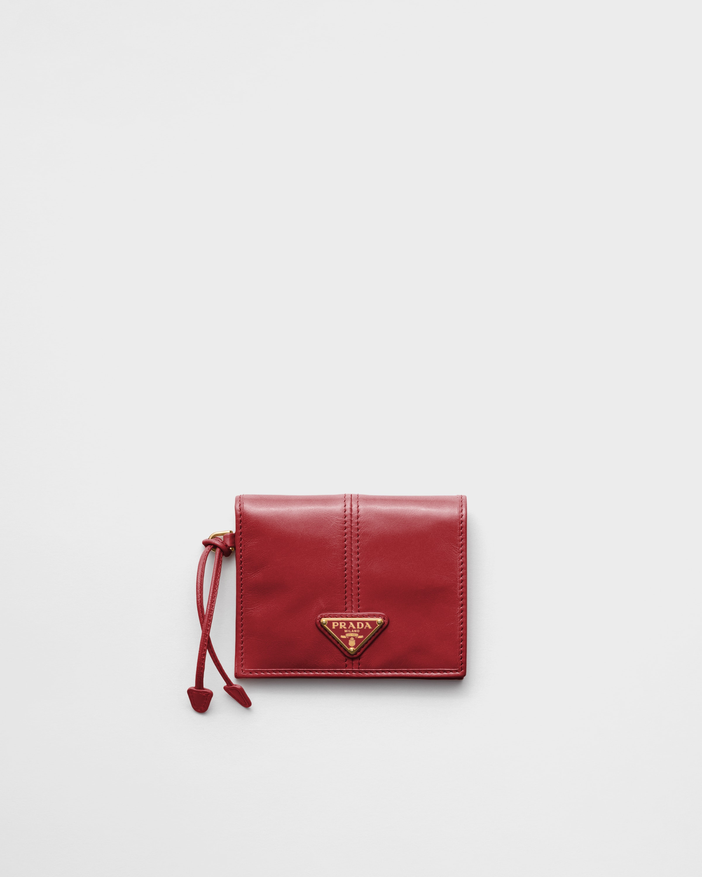 Маленький кожаный кошелек Prada, красный
Маленький кожаный кошелек Prada, красный