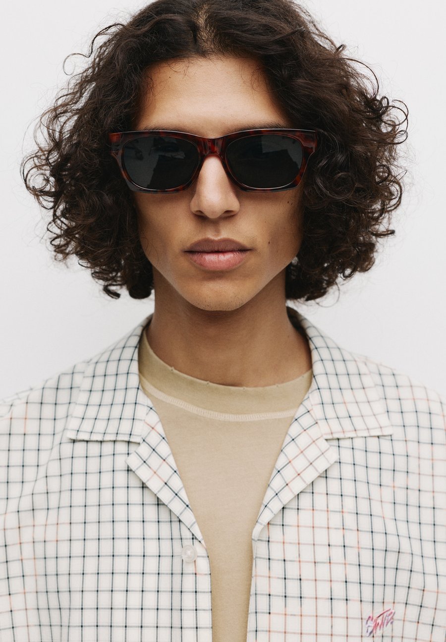 Солнцезащитные очки PULL&BEAR TORTOISE EFFECT, Brown
Солнцезащитные очки PULL&BEAR TORTOISE EFFECT, Brown