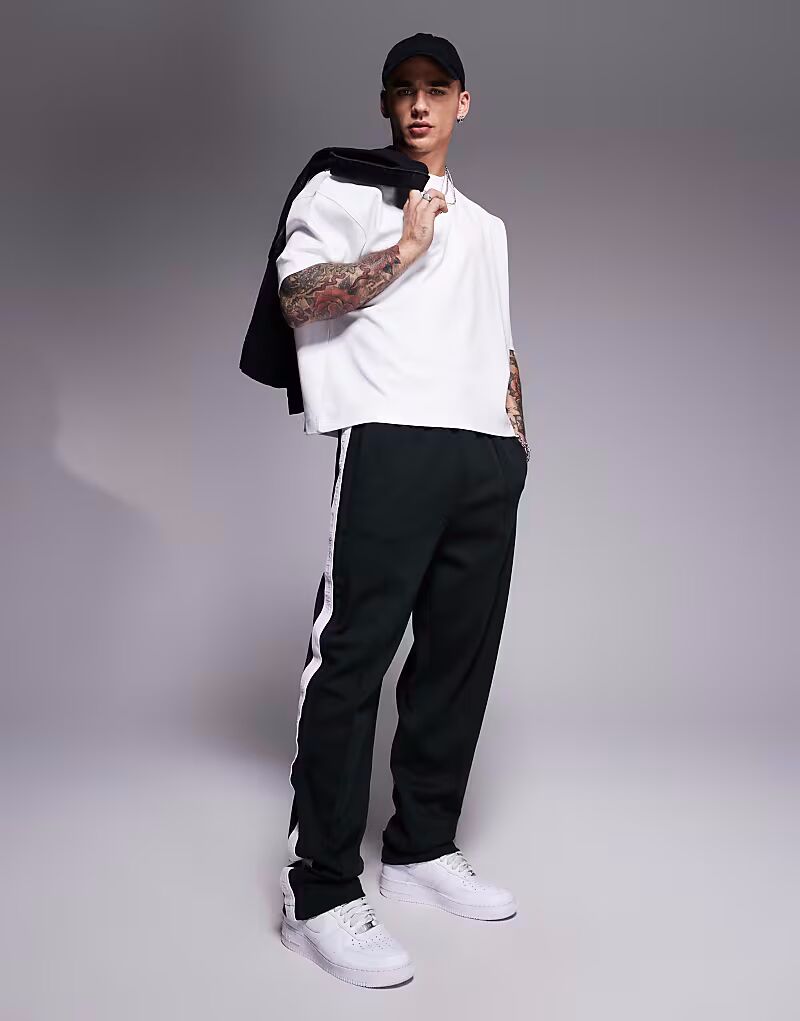 Спортивные брюки Armani Exchange с логотипом в зеленом цвете
Спортивные брюки Armani Exchange с логотипом в зеленом цвете