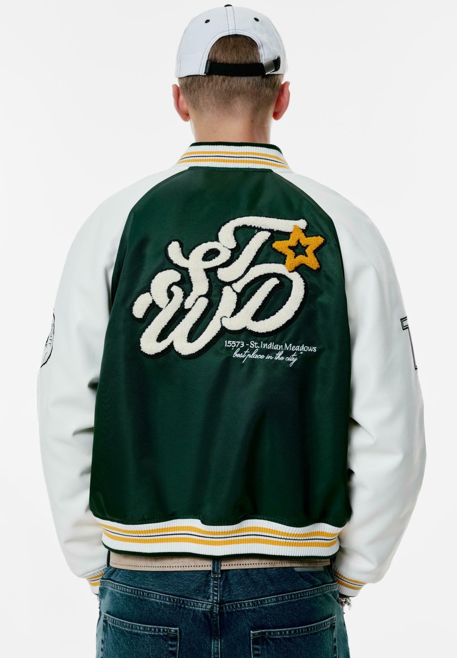 Куртка PULL&BEAR EMBROIDERED VARSITY, Dark Green
Куртка PULL&BEAR EMBROIDERED VARSITY, Dark Green