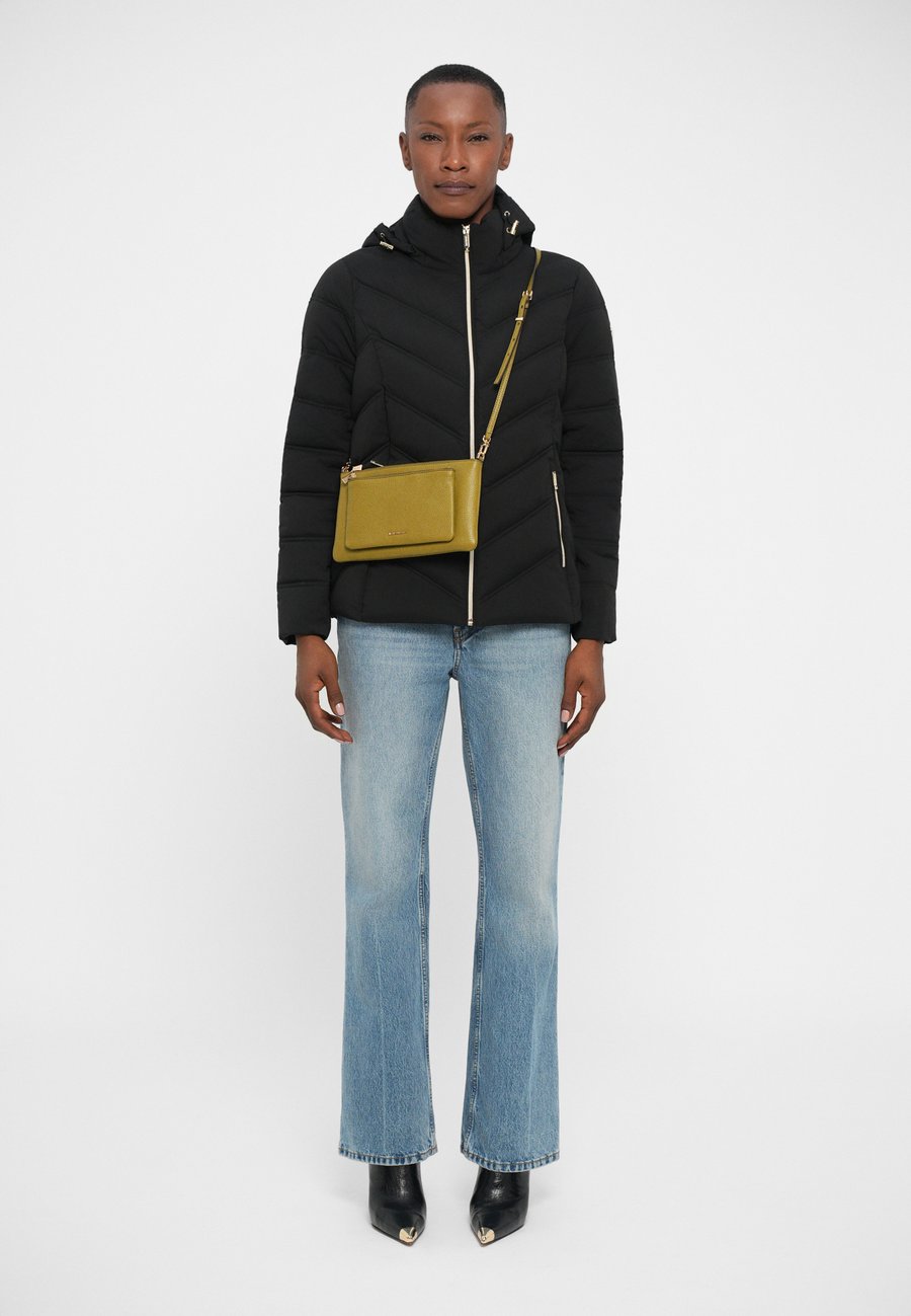 Сумка MICHAEL Michael Kors JET SET , Pistachio/Light Green
Сумка MICHAEL Michael Kors JET SET , Pistachio/Light Green