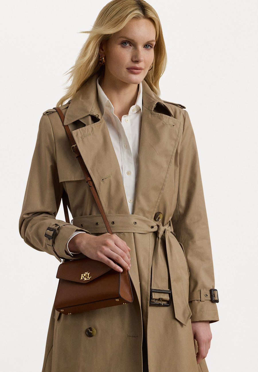 Сумка Lauren Ralph Lauren LEATHER SMALL FARRAH SATCHEL, Tan
Сумка Lauren Ralph Lauren LEATHER SMALL FARRAH SATCHEL, Tan