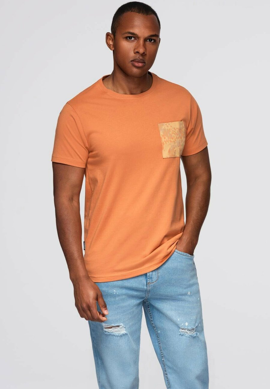 Футболка Ombre WITH POCKET, Orange, Оранжевый, Футболка Ombre WITH POCKET, Orange
Футболка Ombre WITH POCKET, Orange, Оранжевый, Футболка Ombre WITH POCKET, Orange