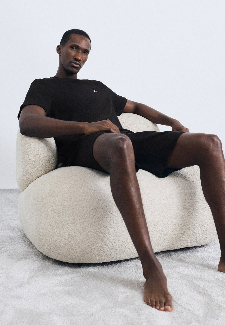 Пижамные брюки Lacoste LOUNGEWEAR SHORTS, Black
Пижамные брюки Lacoste LOUNGEWEAR SHORTS, Black