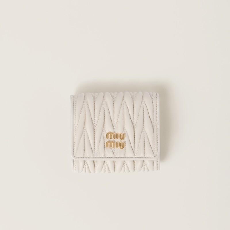 Маленький стеганый кошелек из кожи наппа Miu Miu, белый
Маленький стеганый кошелек из кожи наппа Miu Miu, белый