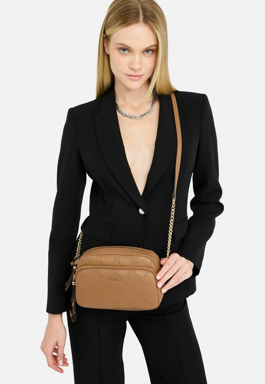 Сумка кросс-боди LIU JO Cross body bag, Cognac
Сумка кросс-боди LIU JO Cross body bag, Cognac