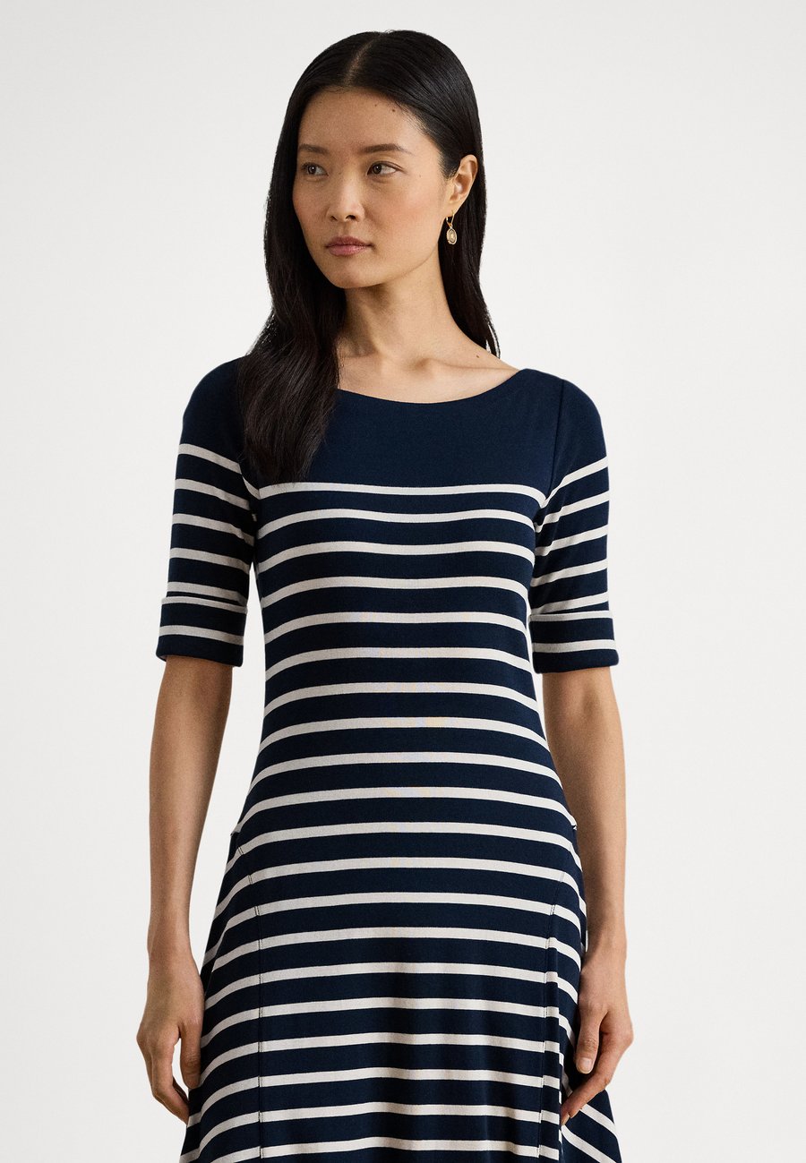 Платье Lauren Ralph Lauren Petite STRIPED COTTON RIB-KNIT MIDI DRESS, Lauren Navy/Mascarpone Cream/Dark Blue
Платье Lauren Ralph Lauren Petite STRIPED COTTON RIB-KNIT MIDI DRESS, Lauren Navy/Mascarpone Cream/Dark Blue