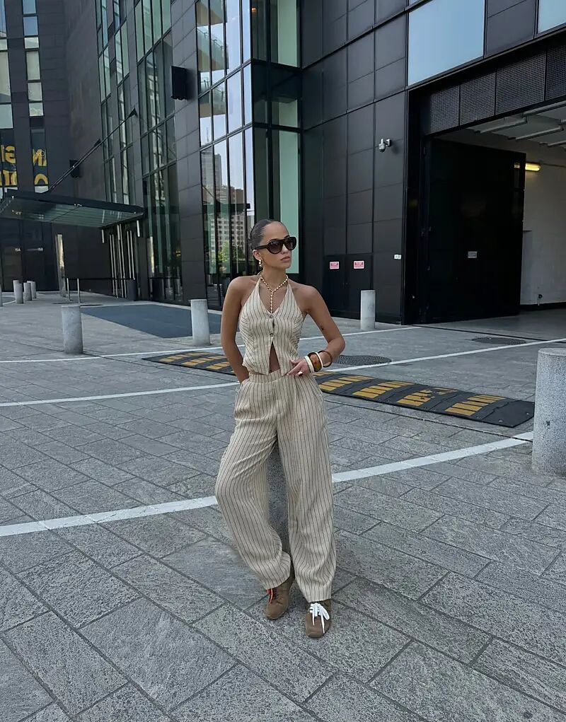 Брюки Bershka из льняной смеси с защипами цвета кэмп
Брюки Bershka из льняной смеси с защипами цвета кэмп