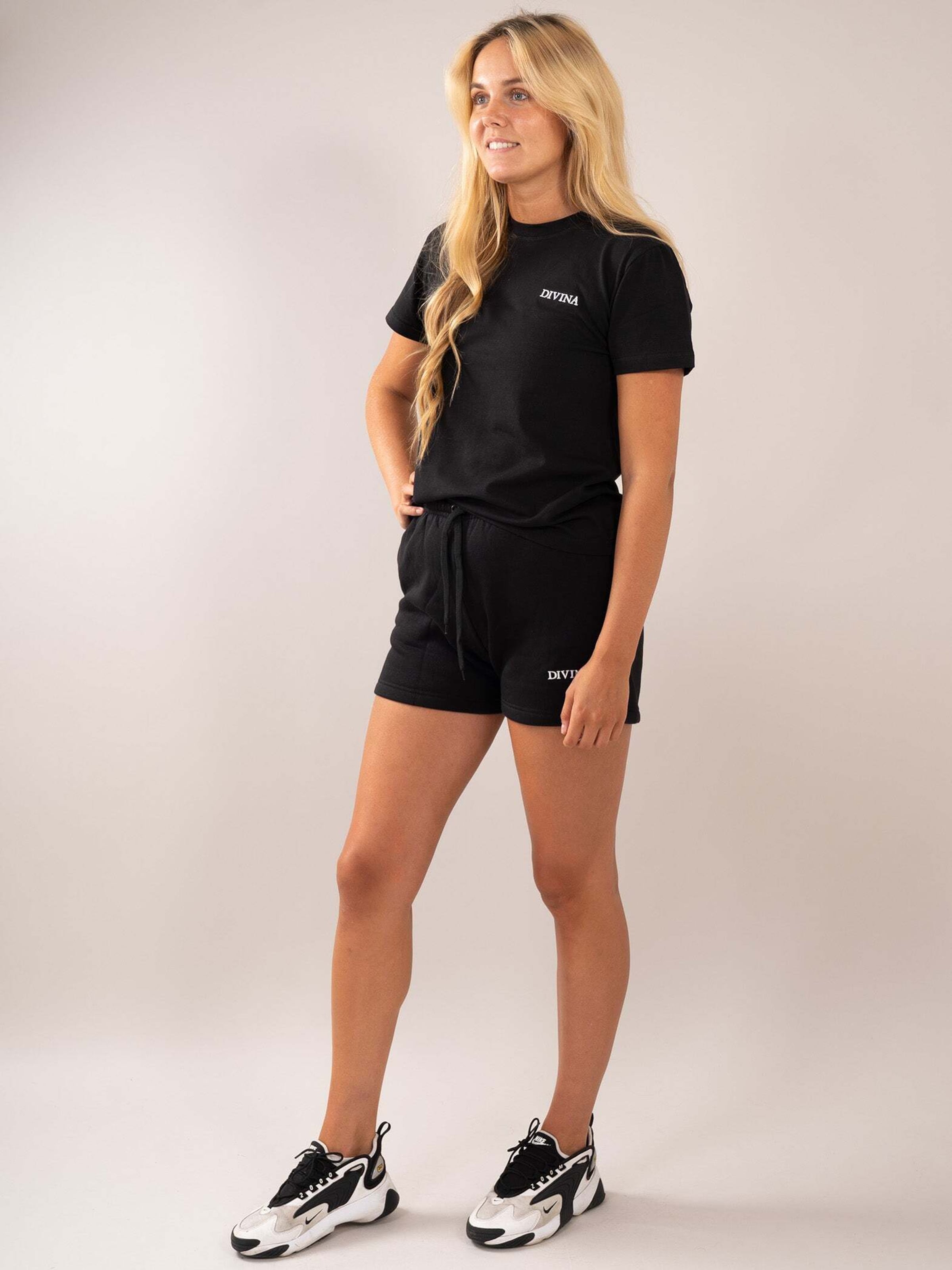 Divina Футболка 'Comfy' в черном цвете, Черный, Divina Футболка 'Comfy' в черном цвете
Divina Футболка 'Comfy' в черном цвете, Черный, Divina Футболка 'Comfy' в черном цвете