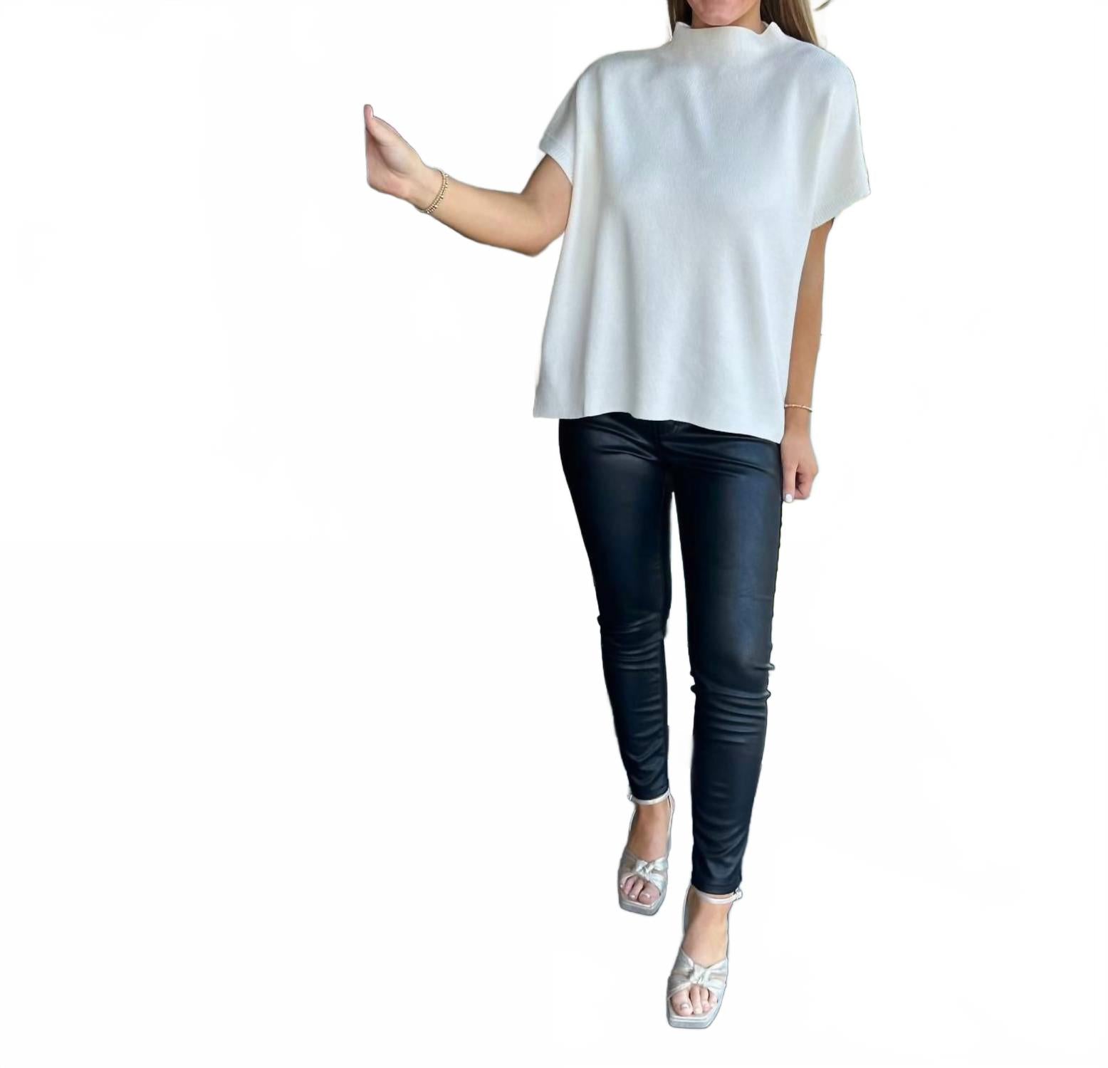 Кожаные джинсы с денимом в черном цвете Judy Blue
Кожаные джинсы с денимом в черном цвете Judy Blue