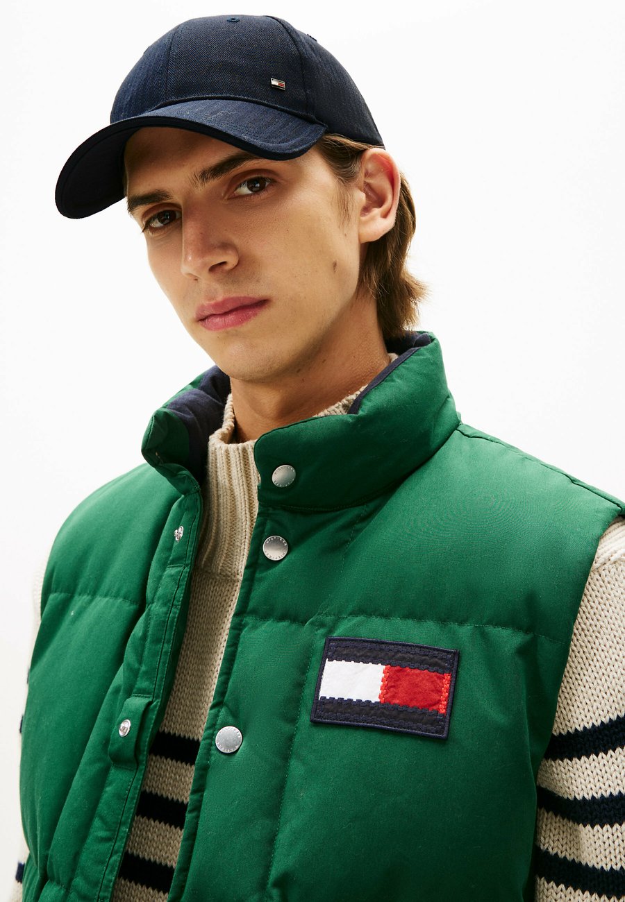 Бейсболка Tommy Hilfiger HERRINGBONE WEAVE SIX-PANEL , Space Blue/Dark Blue
Бейсболка Tommy Hilfiger HERRINGBONE WEAVE SIX-PANEL , Space Blue/Dark Blue