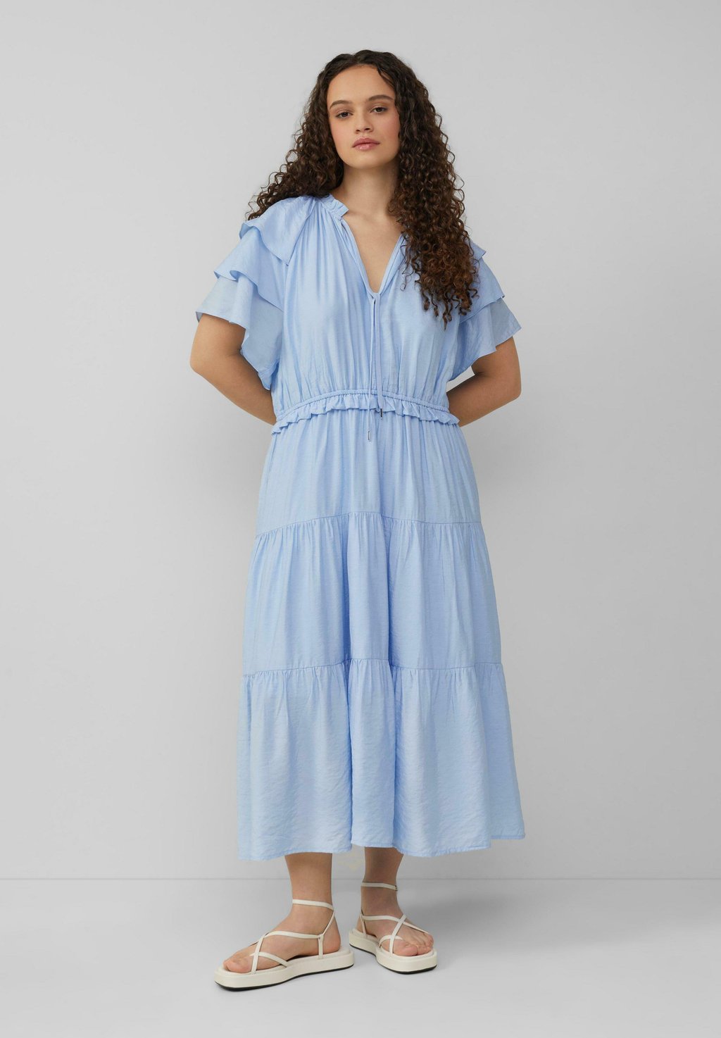 Повседневное платье MIDI MIT VOLANT-DETAILS QS, светло-голубой
Повседневное платье MIDI MIT VOLANT-DETAILS QS, светло-голубой