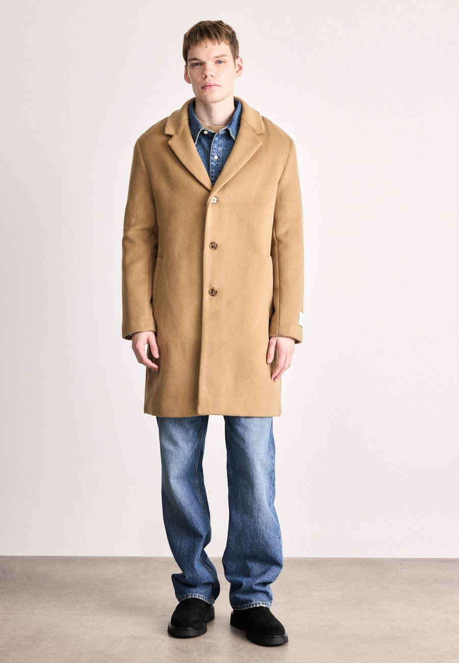 Пальто Calvin Klein OVERCOAT, Tigers Eye/Ochre
Пальто Calvin Klein OVERCOAT, Tigers Eye/Ochre