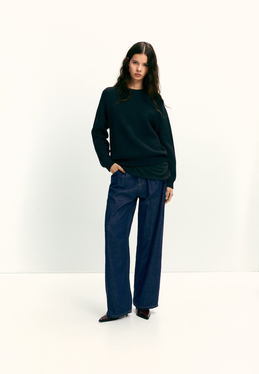 Джемпер PULL&BEAR ROUND NECK, Black
Джемпер PULL&BEAR ROUND NECK, Black