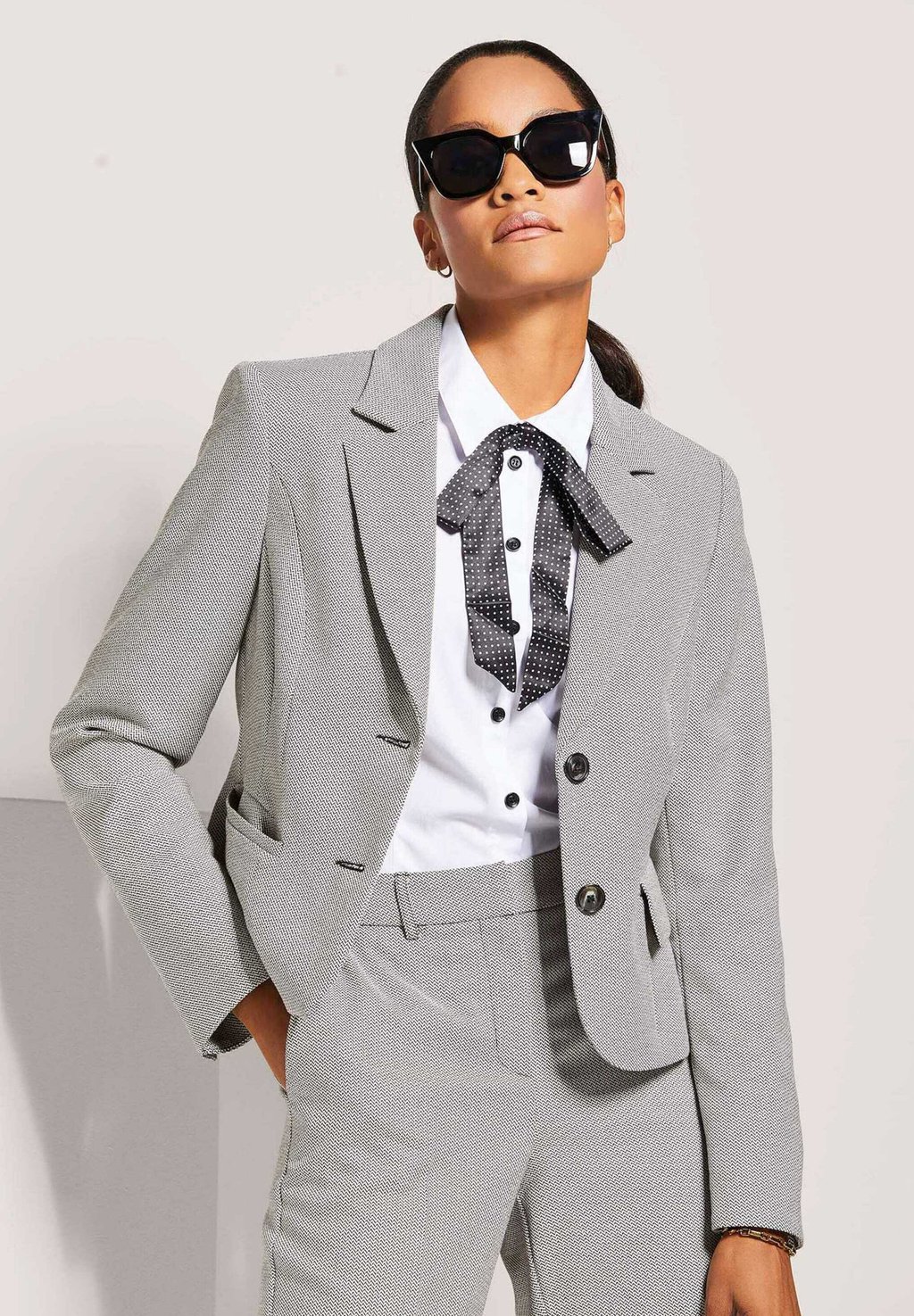 Блейзер MADELEINE, цвет Stone Grey Natural White
Блейзер MADELEINE, цвет Stone Grey Natural White