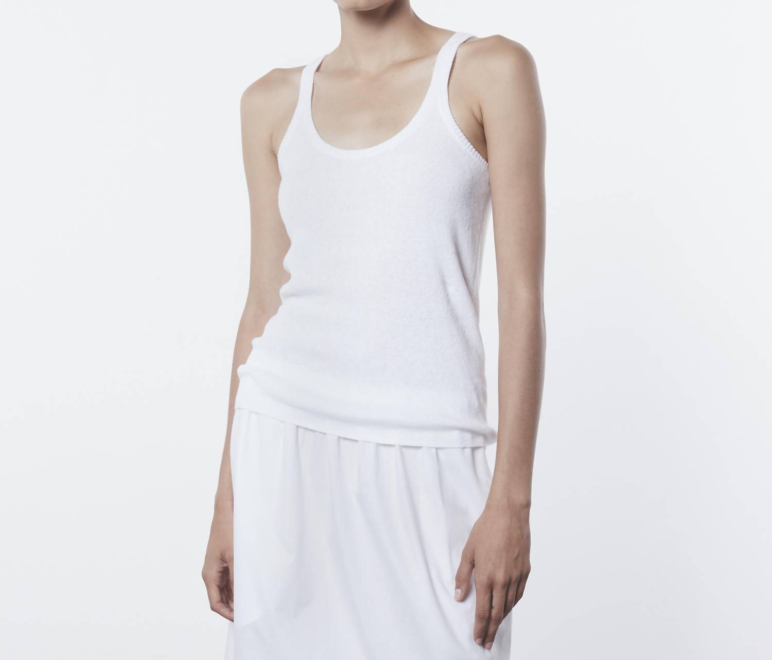 Майка из льняного трикотажа на бретелях белого цвета Enza Costa 
Майка из льняного трикотажа на бретелях белого цвета Enza Costa