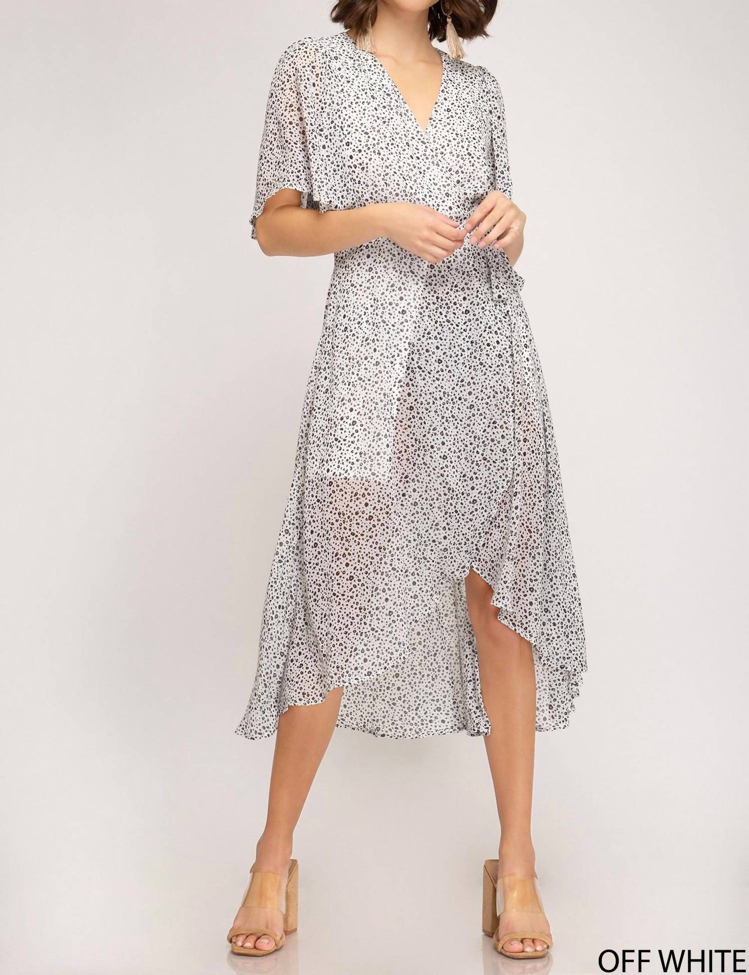 Платье-халат миди в черном и белом цвете SHE + SKY
Платье-халат миди в черном и белом цвете SHE + SKY