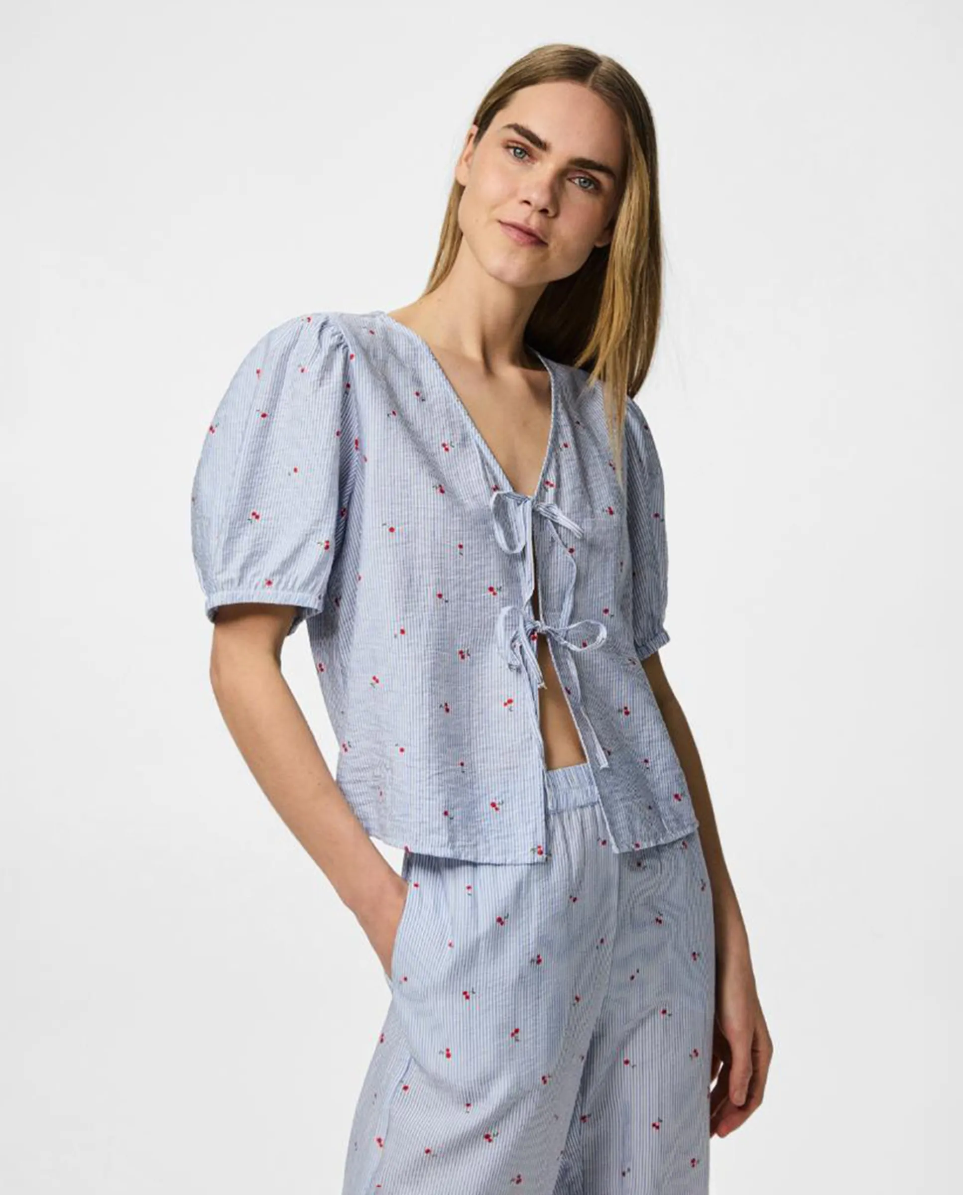 Женская блузка с коротким рукавом с вишневым принтом Pieces, светло-голубой
Женская блузка с коротким рукавом с вишневым принтом Pieces, светло-голубой