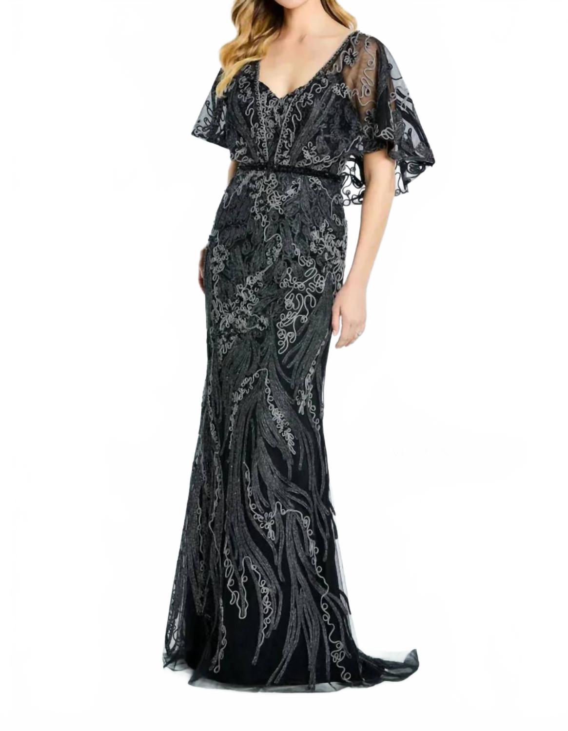 Черно-серое платье с кружевом и съемной пелериной на лентах Montage by Mon Cheri
Черно-серое платье с кружевом и съемной пелериной на лентах Montage by Mon Cheri