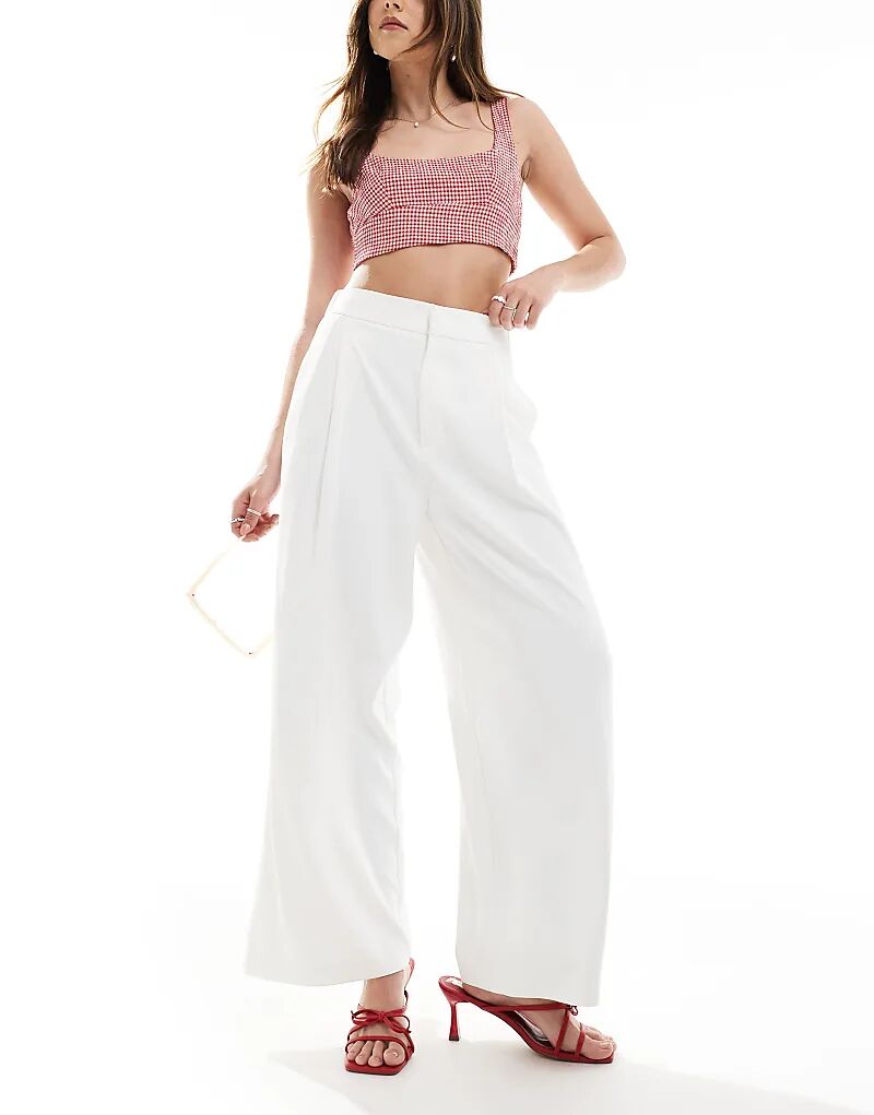 Элегантные кюлоты Stradivarius с вытачками в цвете экрю
Элегантные кюлоты Stradivarius с вытачками в цвете экрю