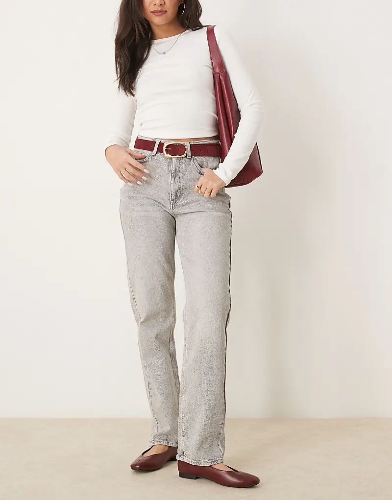 Джинсы Kelly с высокой талией и широкими штанинами из светло-серого денима Vila
Джинсы Kelly с высокой талией и широкими штанинами из светло-серого денима Vila