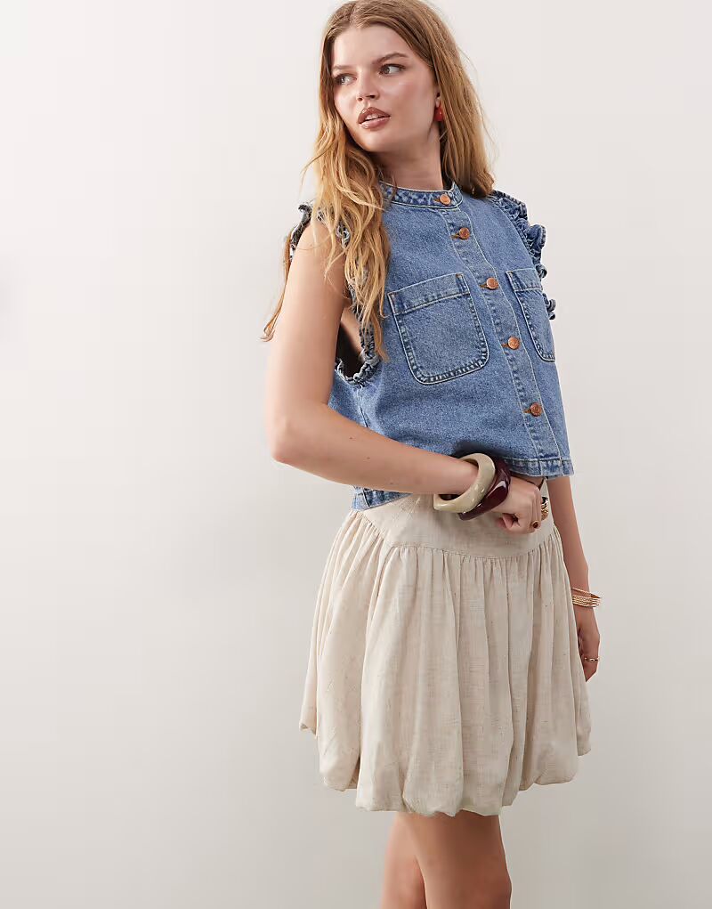 Мини-юбка Reclaimed Vintage с заниженной талией из ткани с эффектом льна
Мини-юбка Reclaimed Vintage с заниженной талией из ткани с эффектом льна