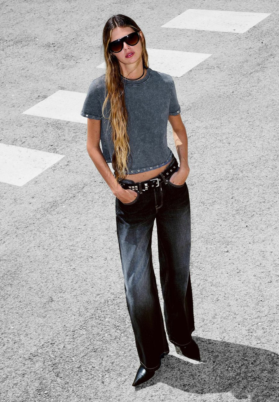 Футболка Bershka SHORT SLEEVE WITH EYELETS, Grey
Футболка Bershka SHORT SLEEVE WITH EYELETS, Grey