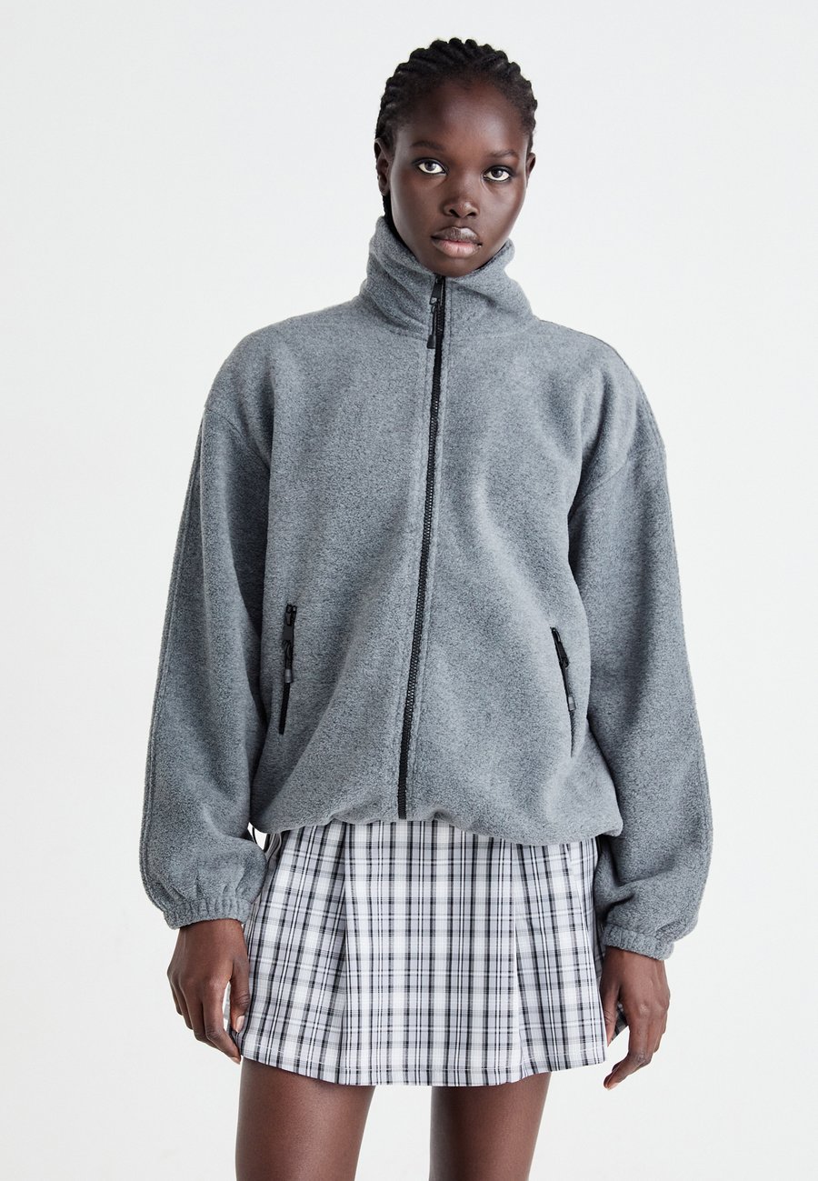 Флисовая куртка Gina Tricot JACKET, Dark Grey/Grey
Флисовая куртка Gina Tricot JACKET, Dark Grey/Grey