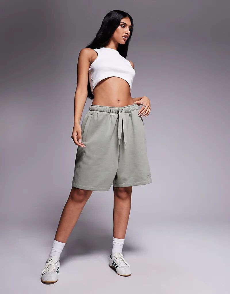 Спортивные шорты adidas Originals с линейным логотипом цвета хаки
Спортивные шорты adidas Originals с линейным логотипом цвета хаки