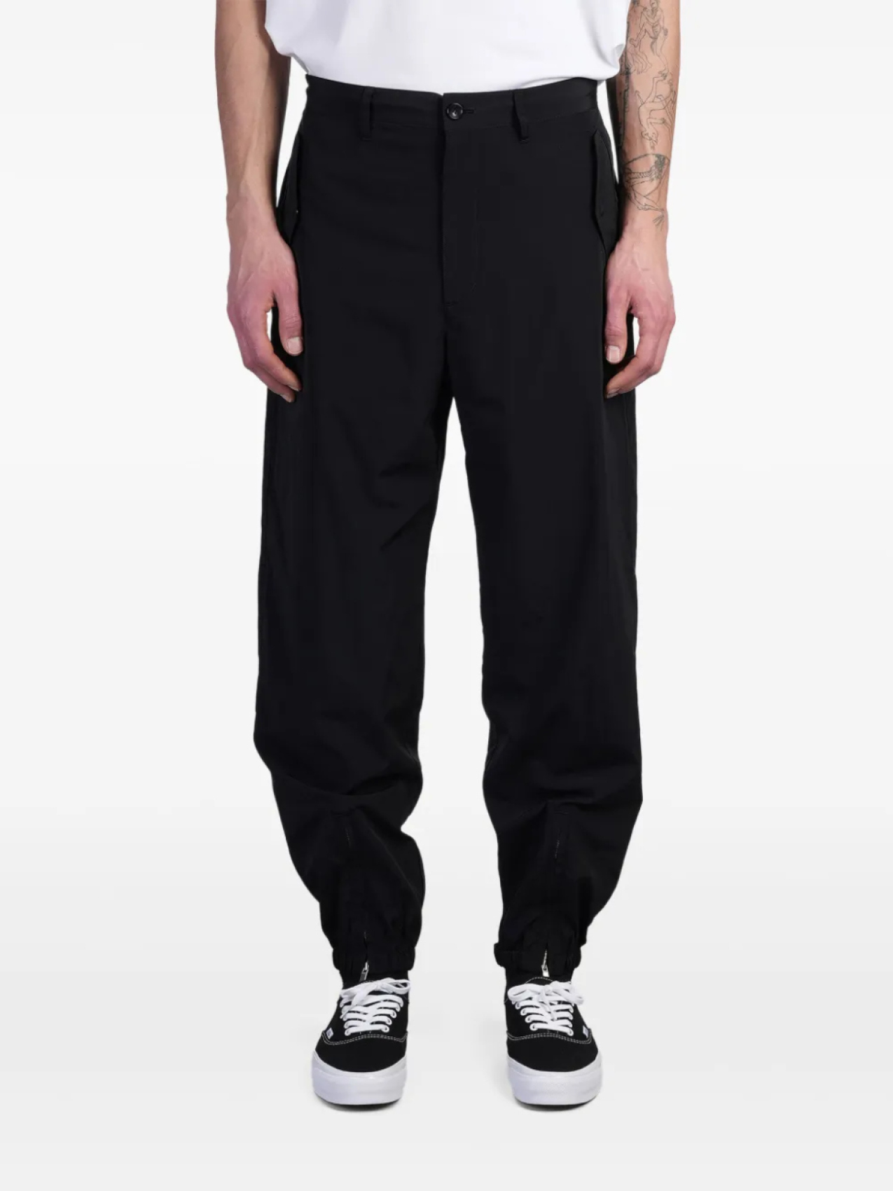 Зауженные брюки Attachment, черный
Зауженные брюки Attachment, черный