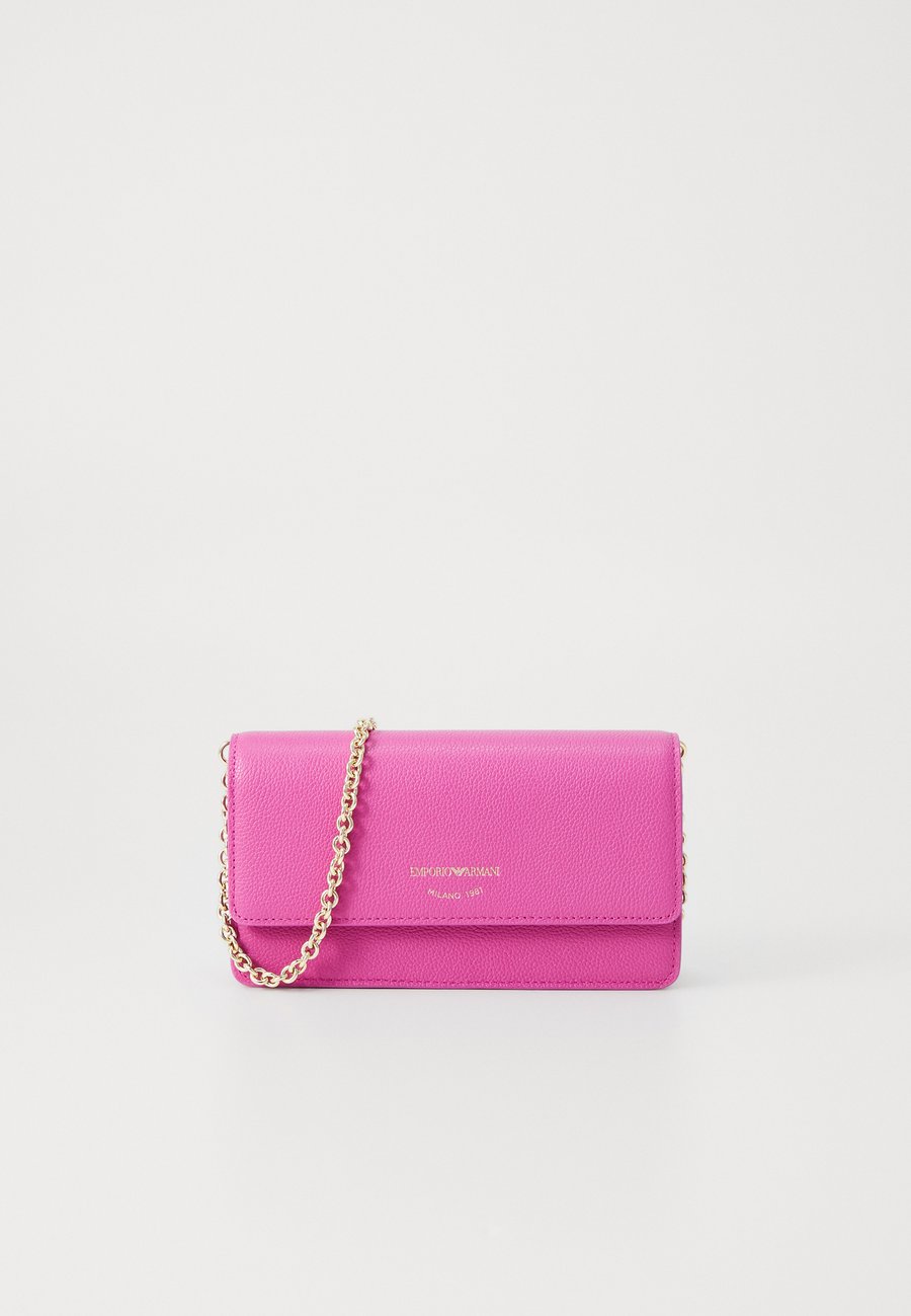 Клатч Emporio Armani MINI BAG, Bouganville/Light Pink
Клатч Emporio Armani MINI BAG, Bouganville/Light Pink