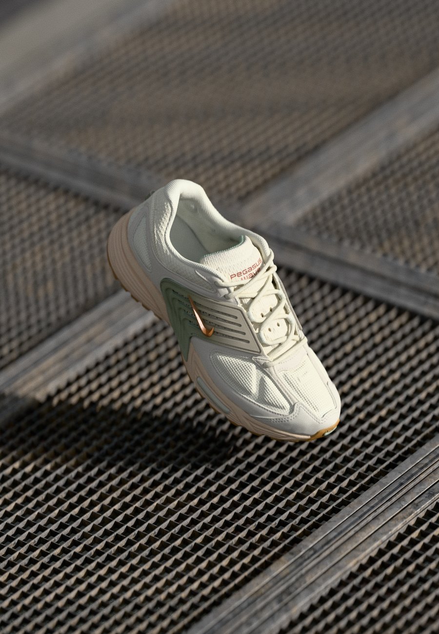 Кроссовки Nike Sportswear AIR PEGASUS WAVE STYLE, Sail/Metallic Copper/Phantom/Seafoam/Pearl White/Light Brown/Off-White
Кроссовки Nike Sportswear AIR PEGASUS WAVE STYLE, Sail/Metallic Copper/Phantom/Seafoam/Pearl White/Light Brown/Off-White