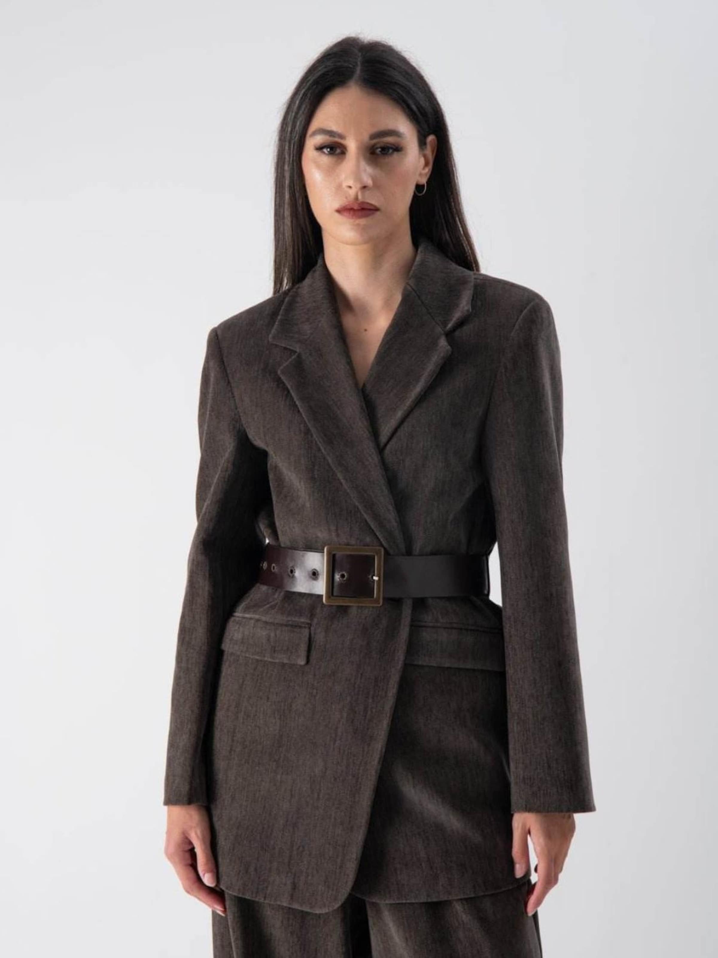 MND Пиджак 'Chenille blazer with belt' в сером цвете
MND Пиджак 'Chenille blazer with belt' в сером цвете