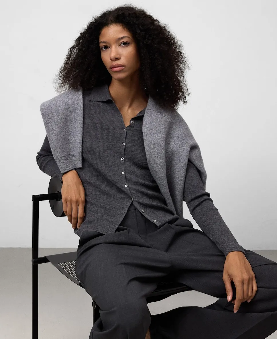 Женский приталенный кардиган из мериносовой шерсти Adolfo Dominguez, серый
Женский приталенный кардиган из мериносовой шерсти Adolfo Dominguez, серый