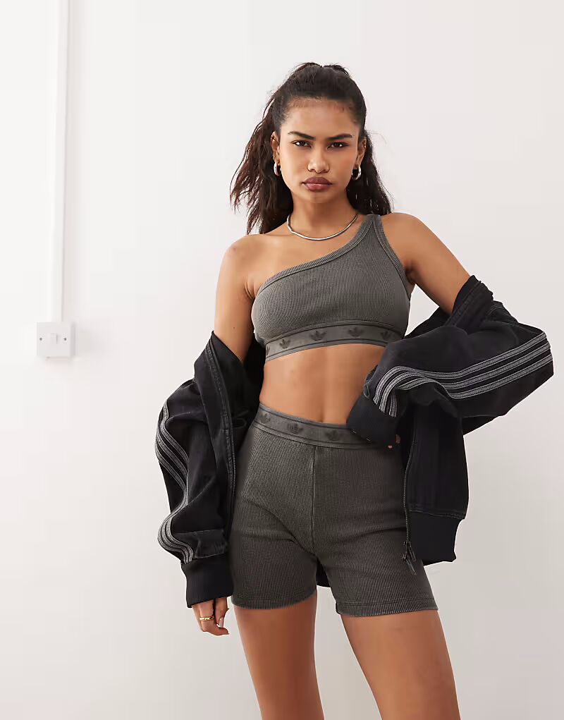 Асимметричный бюстгальтер Adidas Originals в рубчик черного цвета
Асимметричный бюстгальтер Adidas Originals в рубчик черного цвета