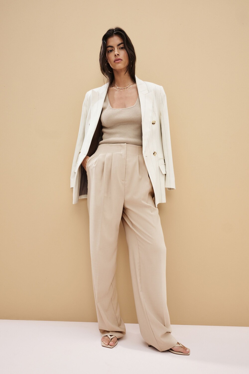 Приталенные прямые брюки со складками спереди Next, серый
Приталенные прямые брюки со складками спереди Next, серый