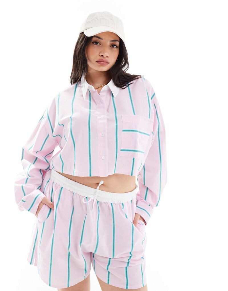 ASOS DESIGN Curve – короткая рубашка с розовыми полосками и контрастным воротником
ASOS DESIGN Curve – короткая рубашка с розовыми полосками и контрастным воротником