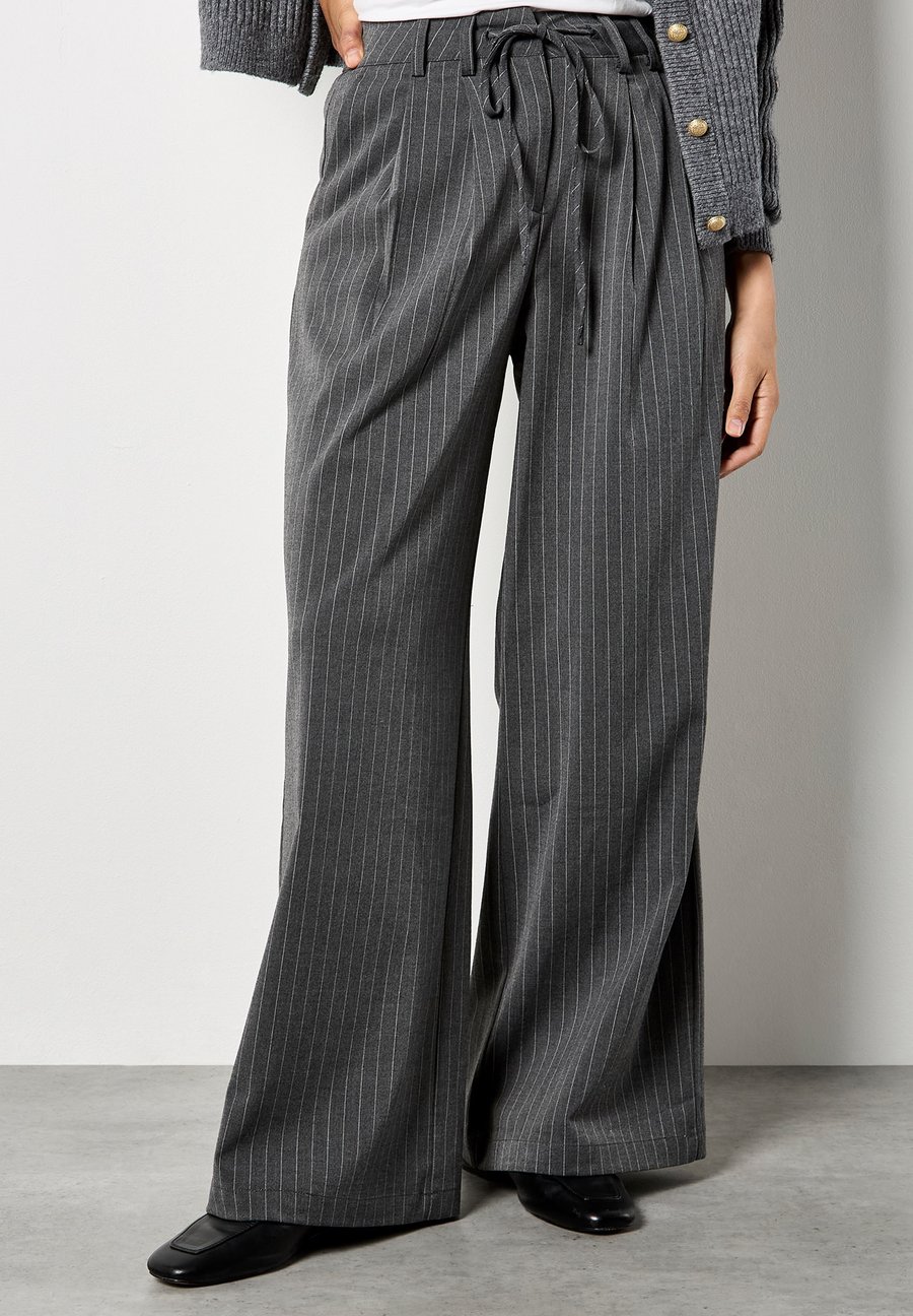 Брюки Apricot PINSTRIPE WIDE TAILORED , Grey
Брюки Apricot PINSTRIPE WIDE TAILORED , Grey