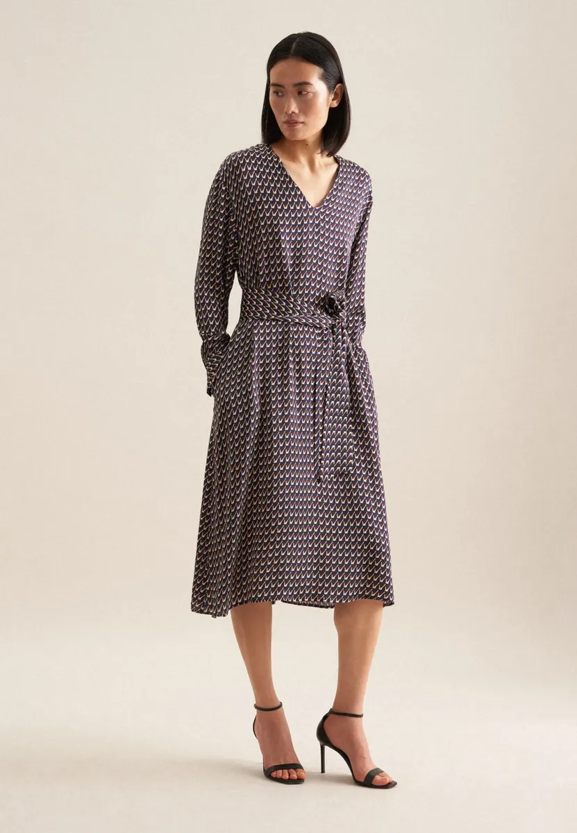 Летнее платье seidensticker "Black Rose", длинный рукав, V-образный принт, принт, синий
Летнее платье seidensticker "Black Rose", длинный рукав, V-образный принт, принт, синий