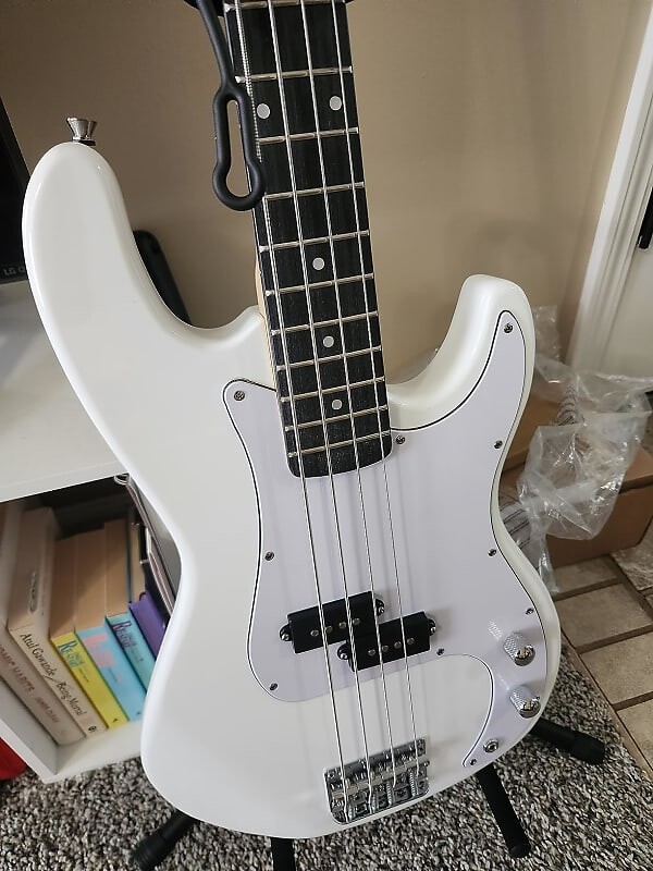 Басс гитара Glarry GP Electric Bass Guitar White w/ 20W Amplifier
Басс гитара Glarry GP Electric Bass Guitar White w/ 20W Amplifier