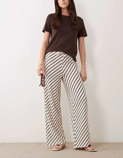 New Look crinkle wide leg trouser in cream stripe
New Look crinkle wide leg trouser in cream stripe