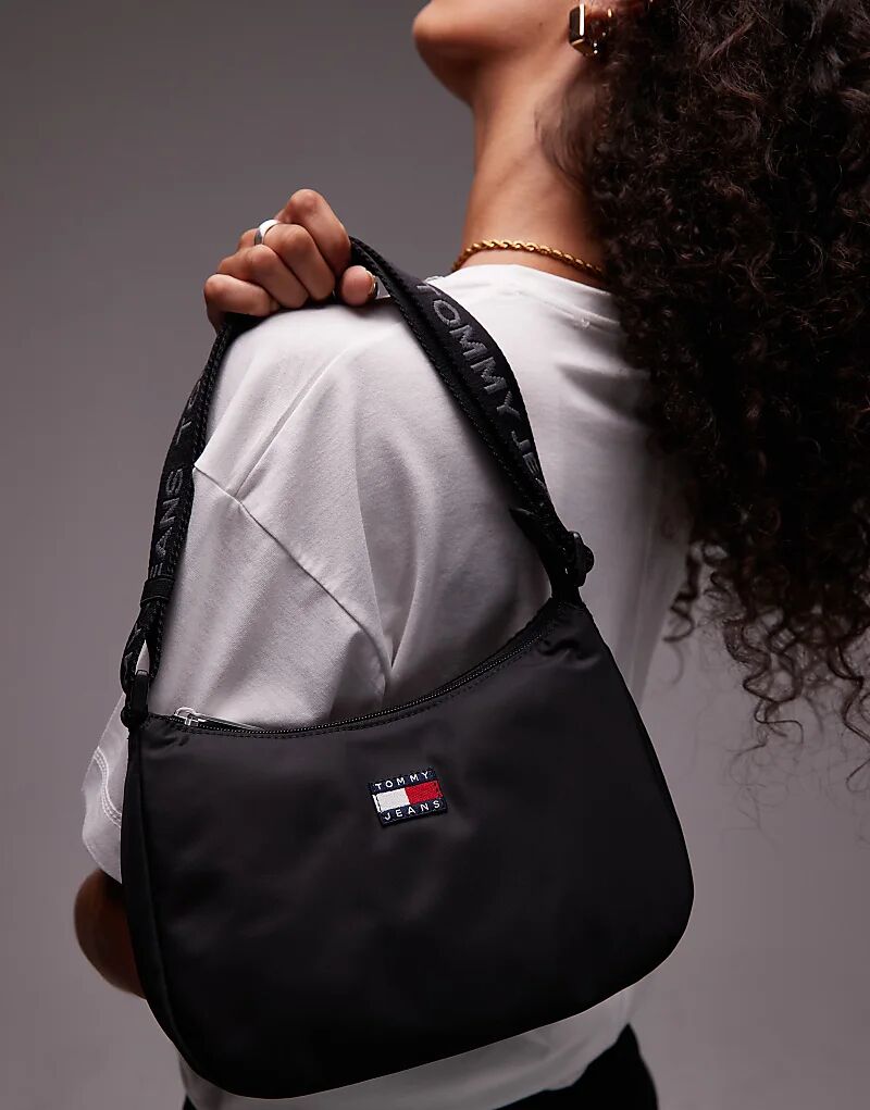 Нейлоновая сумка через плечо Tommy Jeans черного цвета
Нейлоновая сумка через плечо Tommy Jeans черного цвета