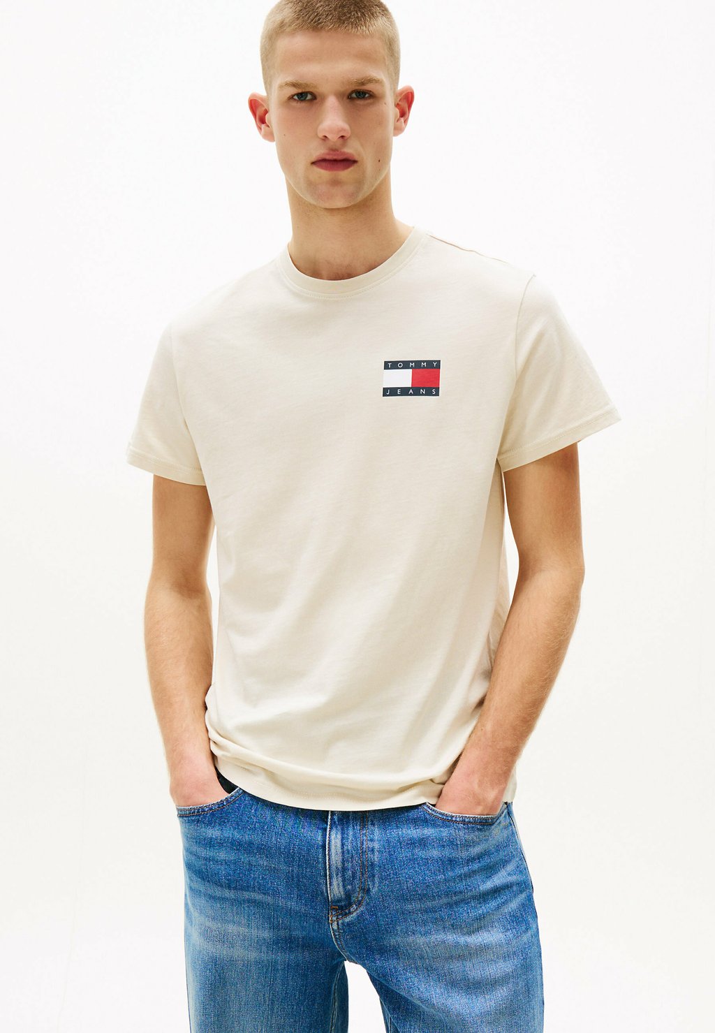 Базовая футболка SLIM ESSENTIAL FLAG TEE Tommy Jeans, бежевый 
Базовая футболка SLIM ESSENTIAL FLAG TEE Tommy Jeans, бежевый