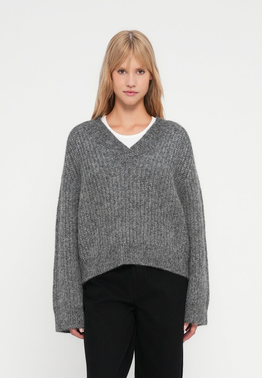 Джемпер Selected Femme SLFANJULI V NECK, Medium Grey Melange/Mottled Grey
Джемпер Selected Femme SLFANJULI V NECK, Medium Grey Melange/Mottled Grey