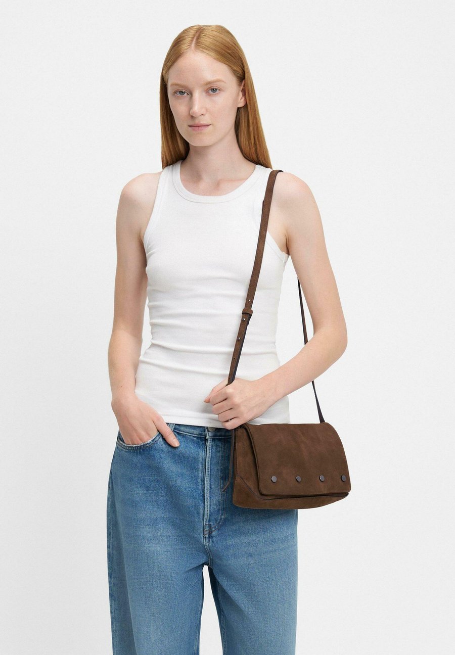 Сумка кросс-боди Liebeskind Berlin RIVE, Cognac/Brown
Сумка кросс-боди Liebeskind Berlin RIVE, Cognac/Brown