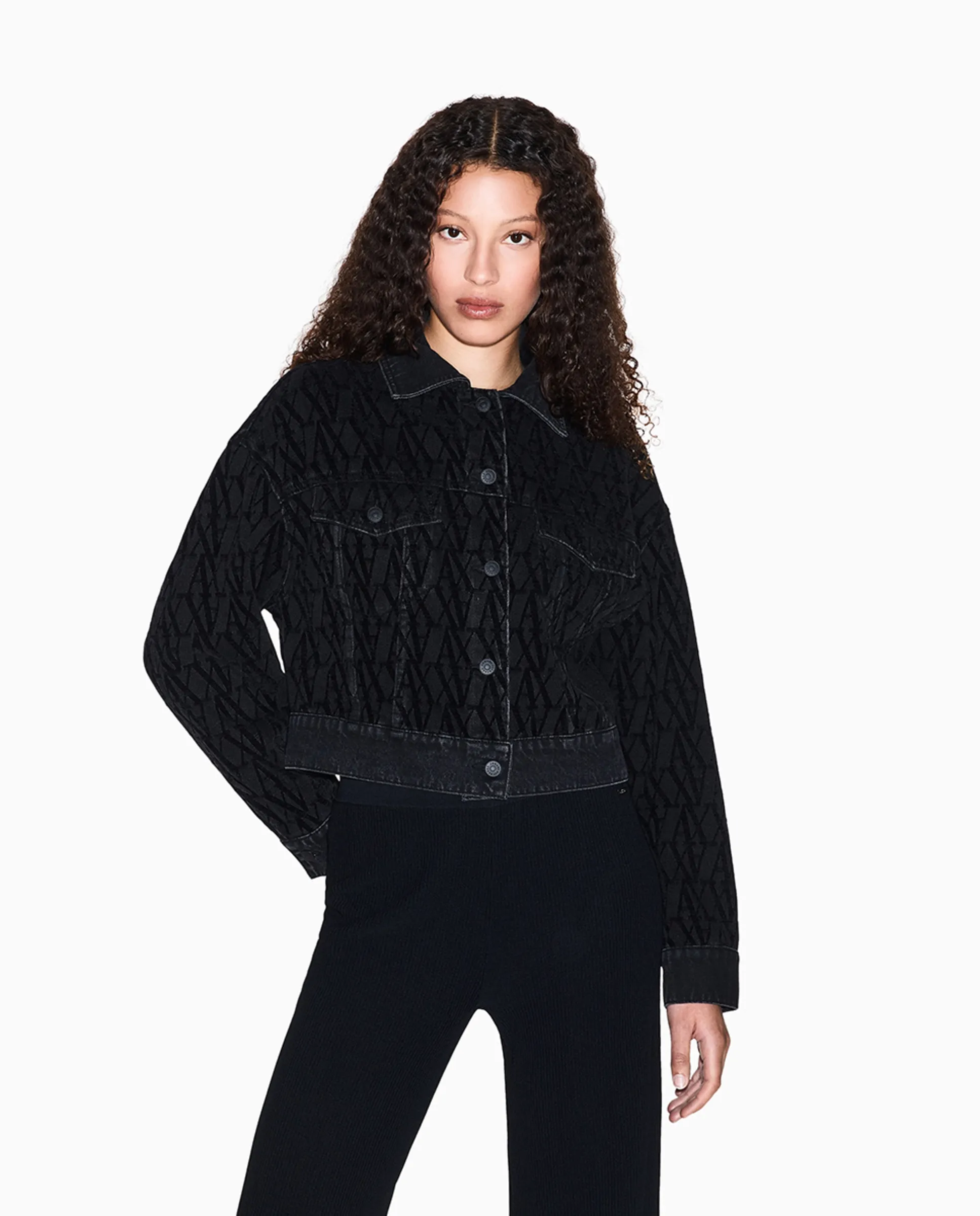 Женская кожаная куртка в стиле траккер с мультилоготипами Armani Exchange, черный
Женская кожаная куртка в стиле траккер с мультилоготипами Armani Exchange, черный