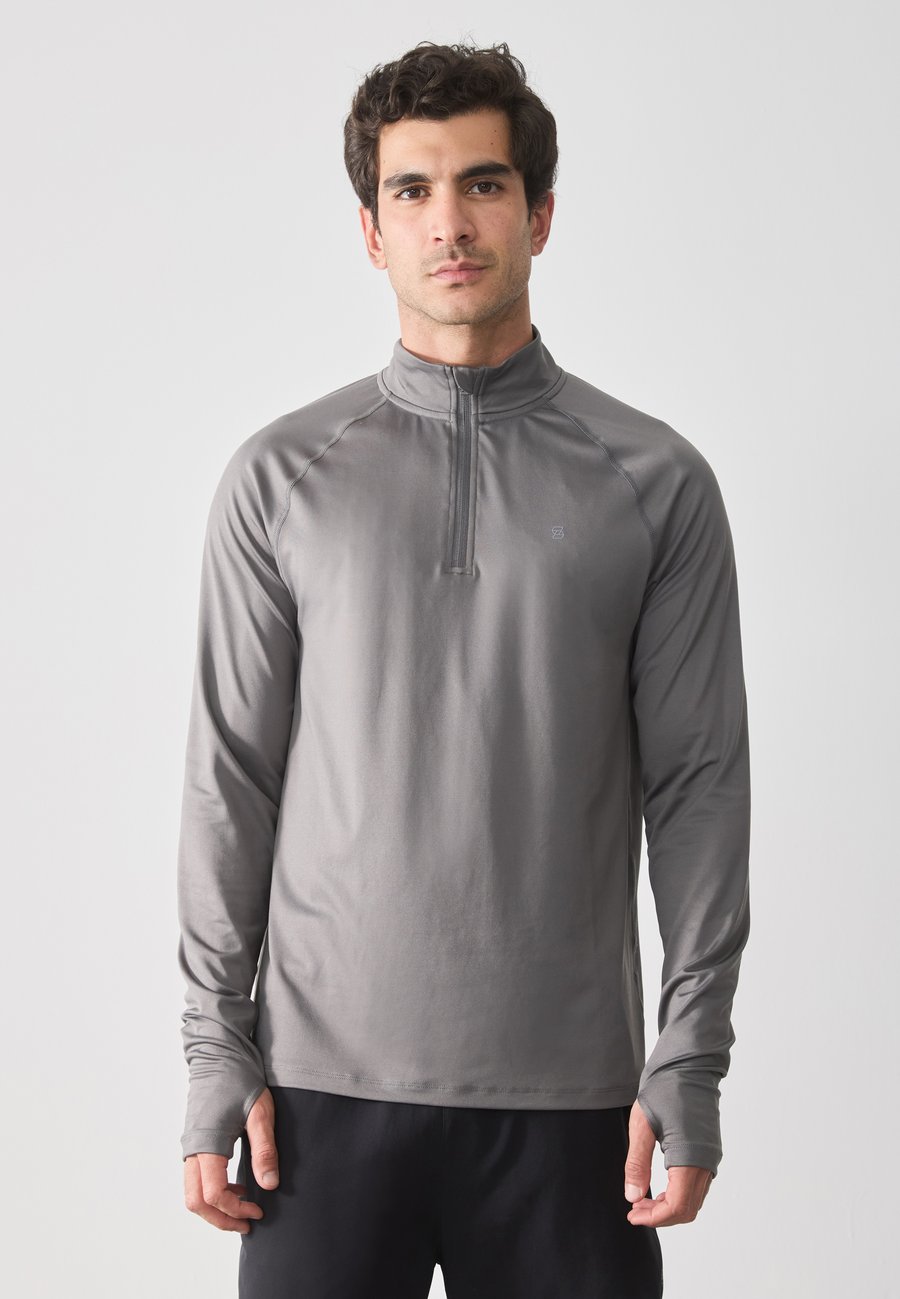 Топ Pier One Sport FOOTBALL TRAINING QUARTER ZIP TOP, Dark Grey
Топ Pier One Sport FOOTBALL TRAINING QUARTER ZIP TOP, Dark Grey