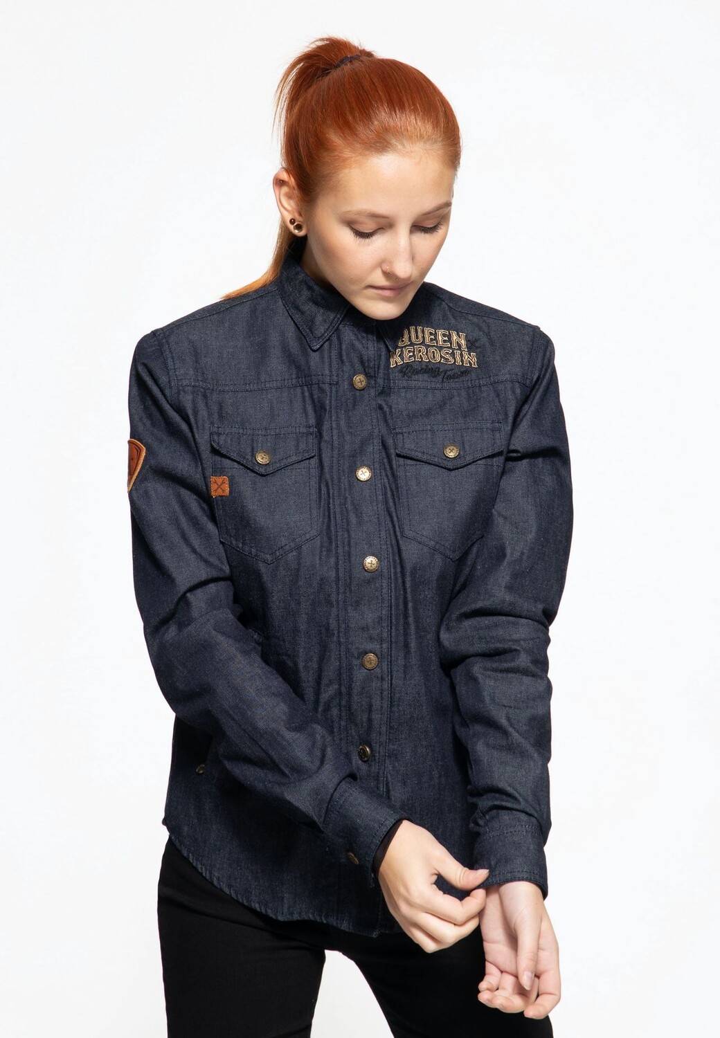 Блузка-рубашка, функциональная рубашка, функциональная куртка со съемной подкладкой из софтшелла Qk Королева Керосин - Королевы Спидвея QUEEN KEROSIN, темно-синий
Блузка-рубашка, функциональная рубашка, функциональная куртка со съемной подкладкой из софтшелла Qk Королева Керосин - Королевы Спидвея QUEEN KEROSIN, темно-синий